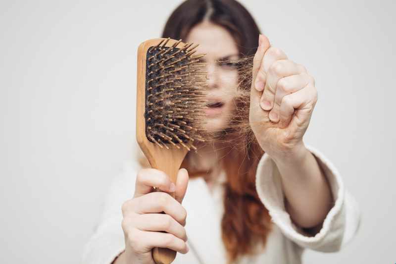 Врач трихолог рассказывает о причинах выпадения волос у женщин